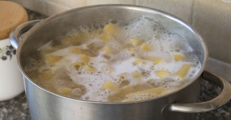 Woda po gotowaniu makaronu to cenny płyn. Nie wylewaj jej do zlewu