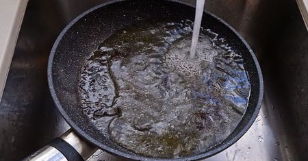 Jak uratować zniszczoną patelnię? Prosty trik z solą