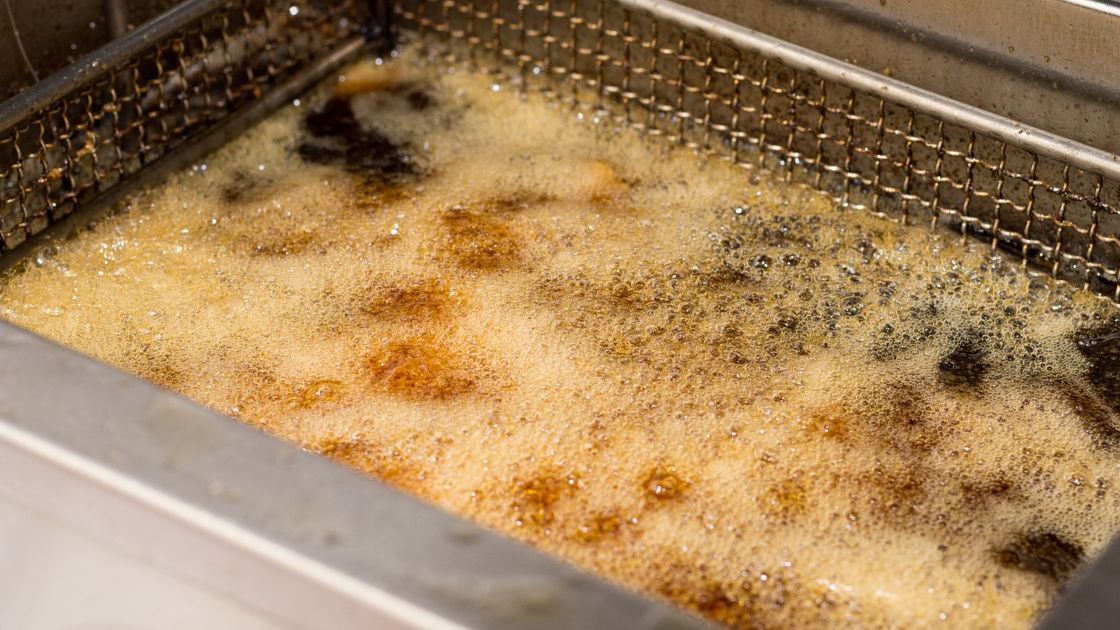 Czemu olej pieni się podczas smażenia- Pyszności źródło Canva