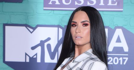 Demi Lovato w Londynie. Dekolt robi wrażenie