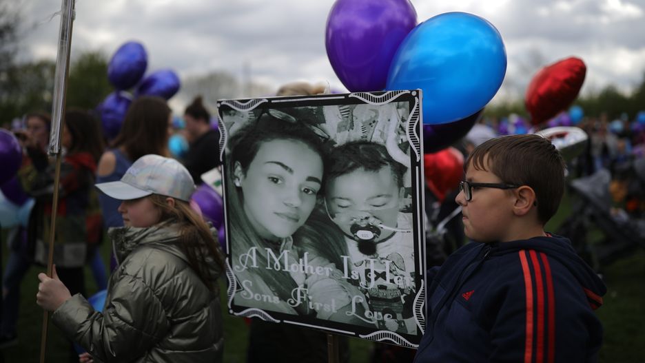 Balony, które zostały wypuszczone do nieba, ku czci zmarłego w sobotę Alfiego Evansa
