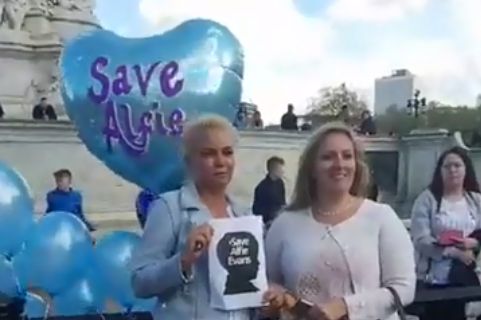 Polacy zorganizowali protest ws. Alfiego Evansa. "On będzie żył"