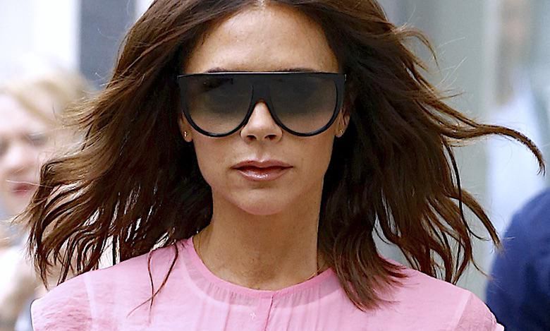 Victoria Beckham bez stanika paraduje po ulicy jak po plaży. Tak seksownie dawno nie wyglądała