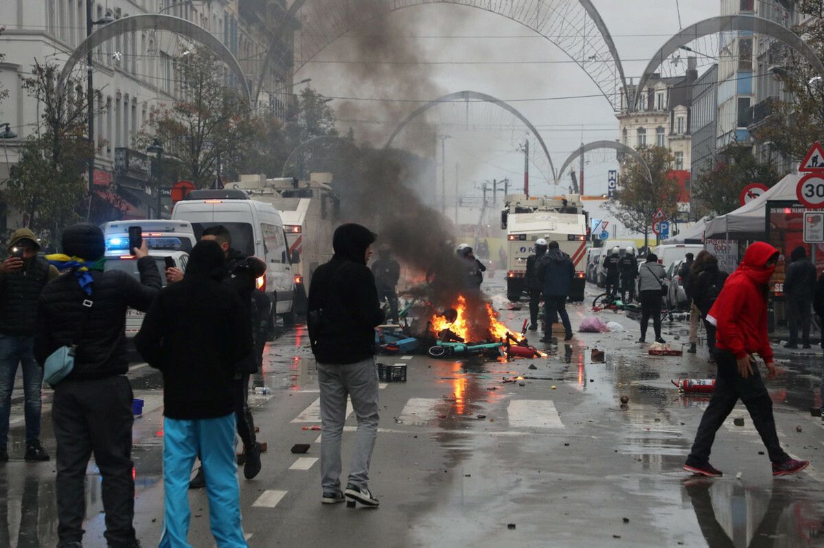 Zamieszki po meczu Maroko-Belgia. Starcia z policją, płonące samochody.