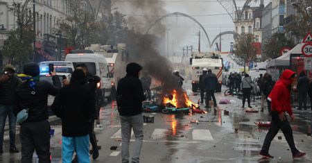 Zamieszki po meczu Maroko-Belgia. Starcia z policją, płonące samochody.