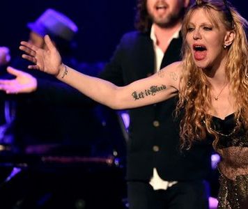 Courtney Love napadnięta. Zaatakowano samochód z gwiazdą podczas strajku taksówkarzy w Paryżu