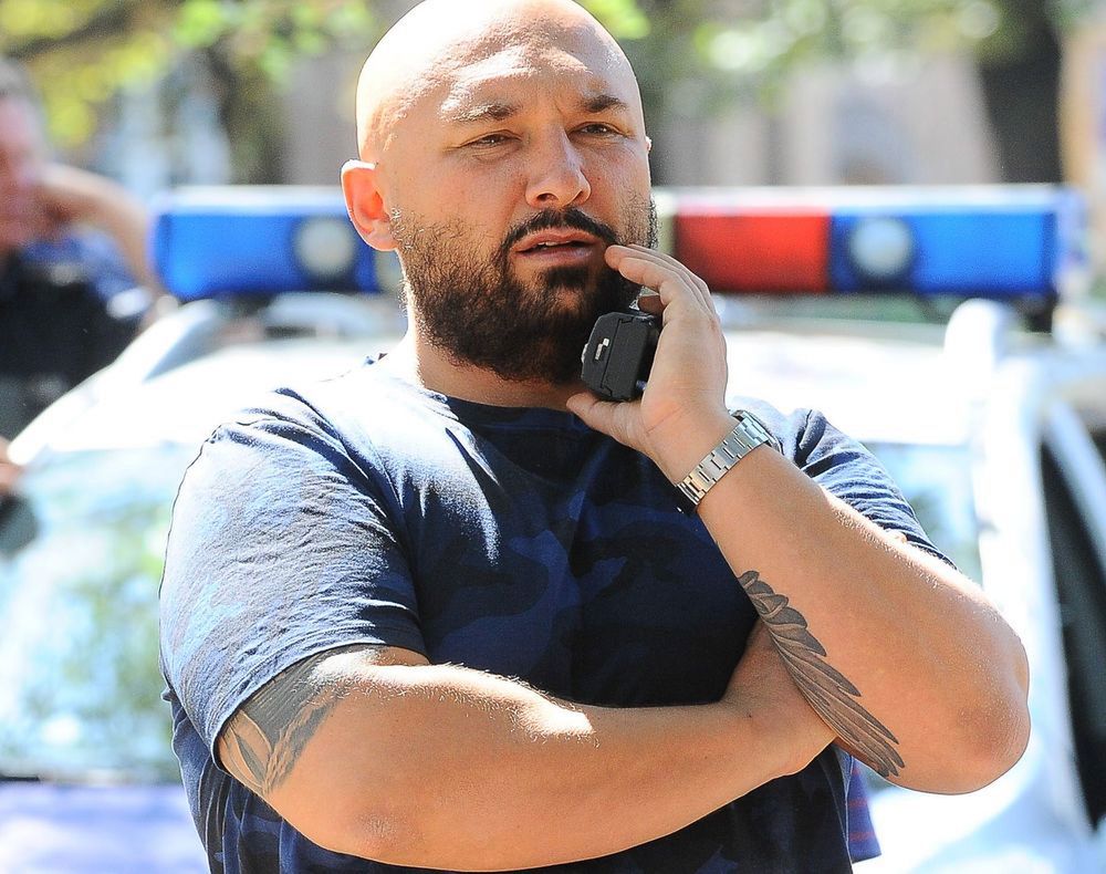 Patryk Vega na planie serialu "Pitbull"