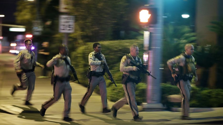 Policjanci po strzelaninie w Las Vegas, w której zginęło co najmniej 58 osób