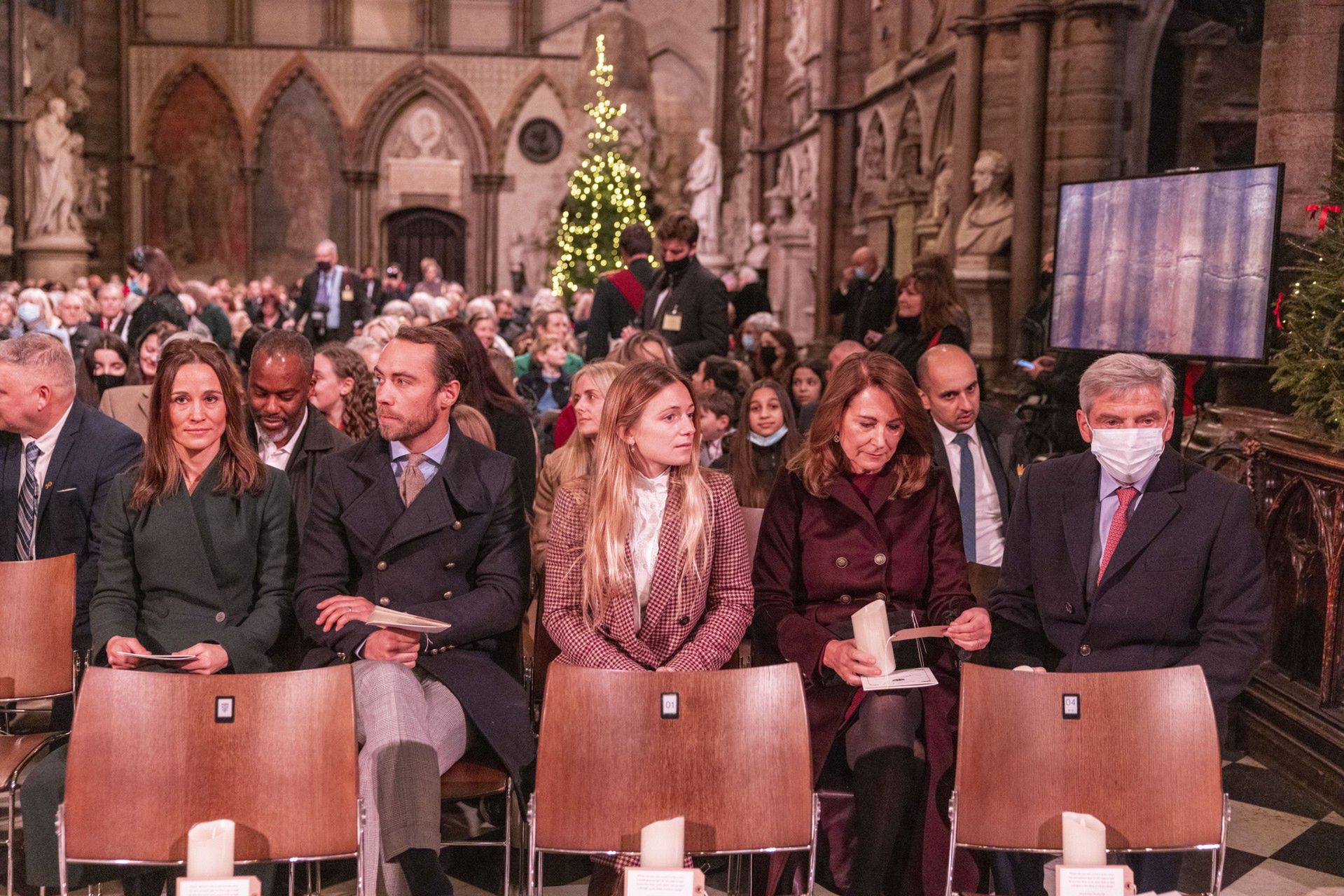 Carol, Michael, Pippa Middleton, James Middleton z żoną na koncercie kolęd