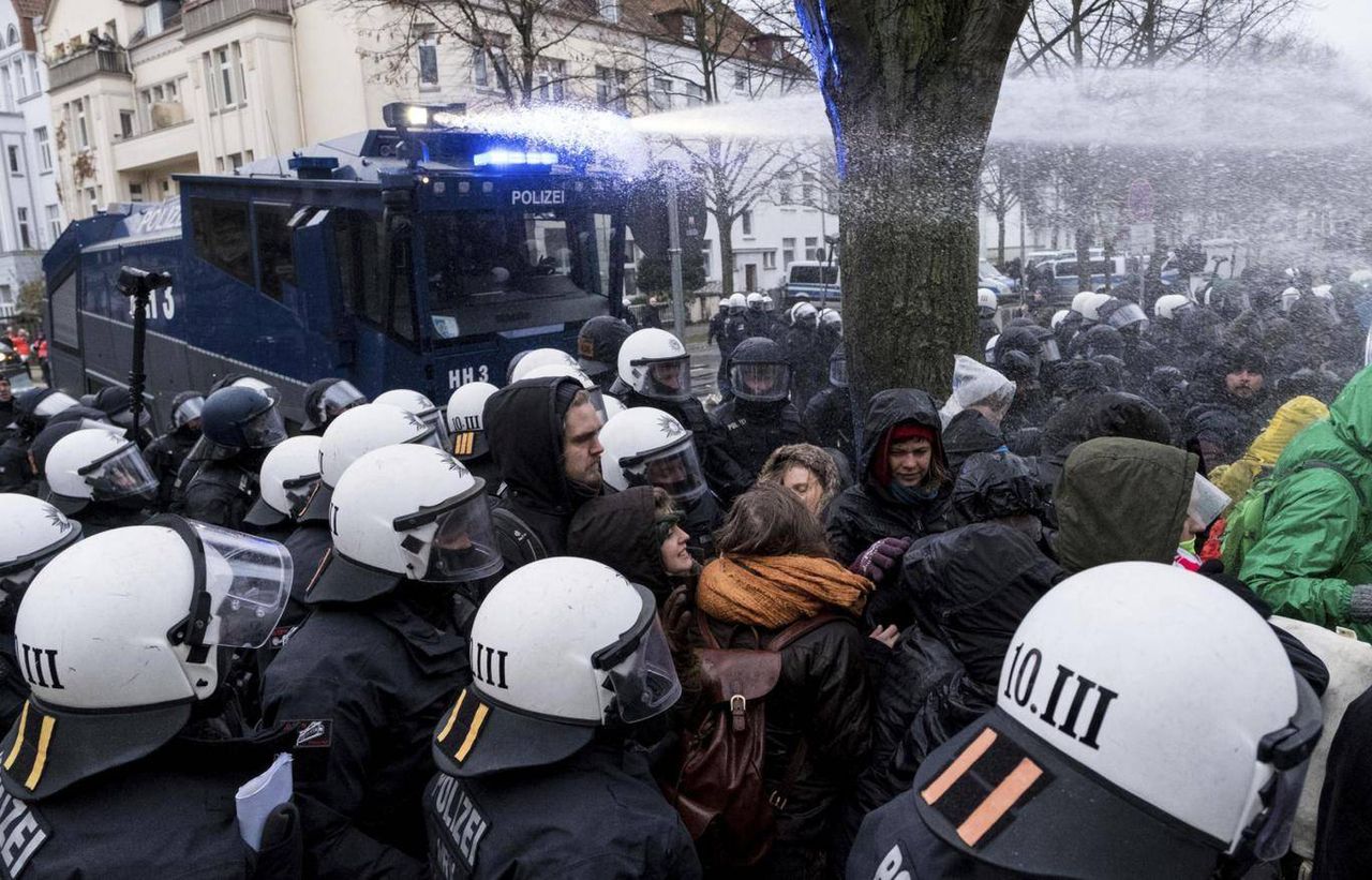 ANTIFA zablokowała kongres prawicowej AfD. Policja użyła siły