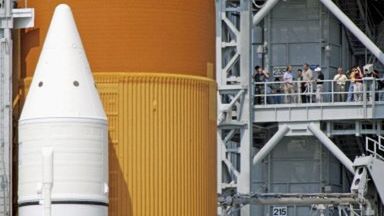 Pracownicy NASA przyglądają się promowi Discovery