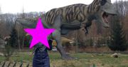 Aktorka w parku dinozaurów