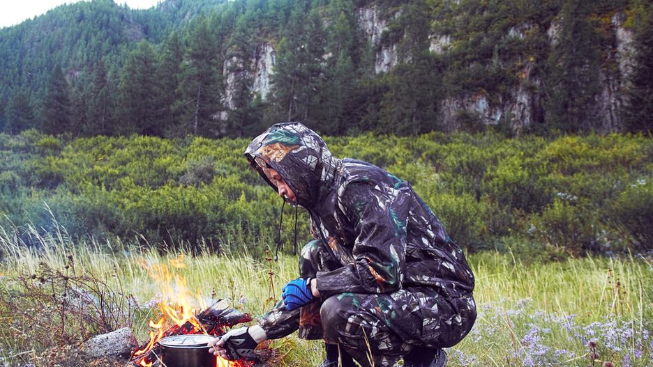 Szkolenia survivalowe prowadzone są przez szereg firm, specjalizujących się w tzw. ”turystyce aktywnej”