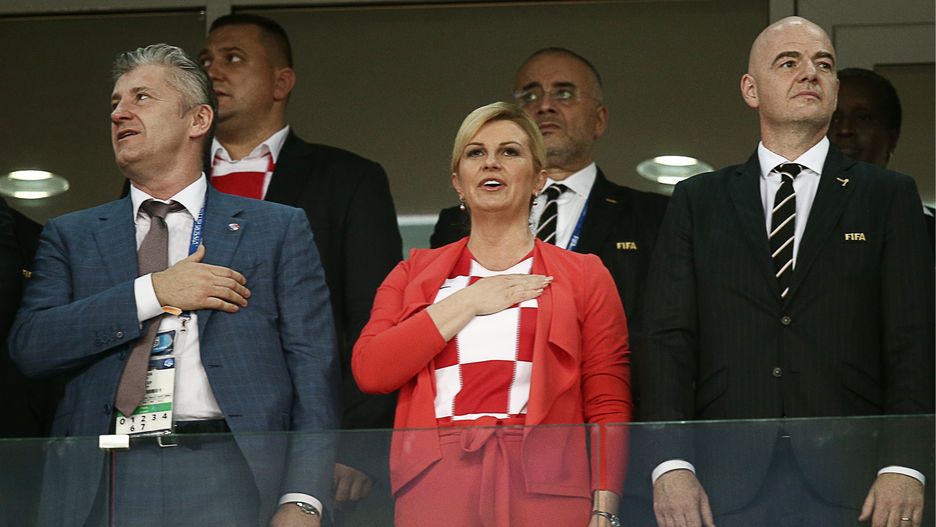 Prezydent Chorwacji Kolinda Grabar-Kitarović w towarzystwie piłkarskich działaczy