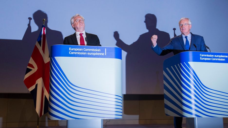 Brytyjski minister ds. wyjścia z Unii David Davis i szef zespołu negocjatorów UE Michel Barnier