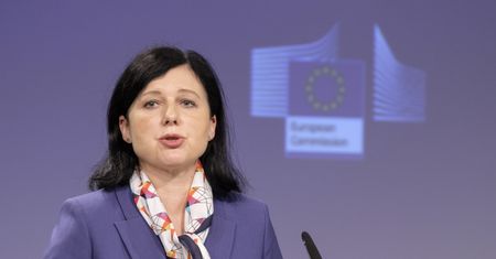 Viera Jourova może spotkać się z przedstawicielami władz i prezesami TK i SN
