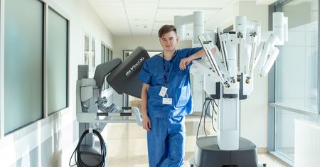 33-latek z 900 operacjami na koncie. Jego ręce sterują superdokładnym robotem