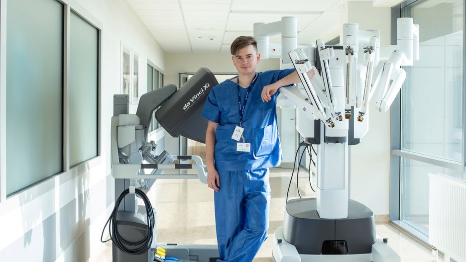 Dr Paweł Salwa operuje przy pomocy robota chirurgicznego da Vinci