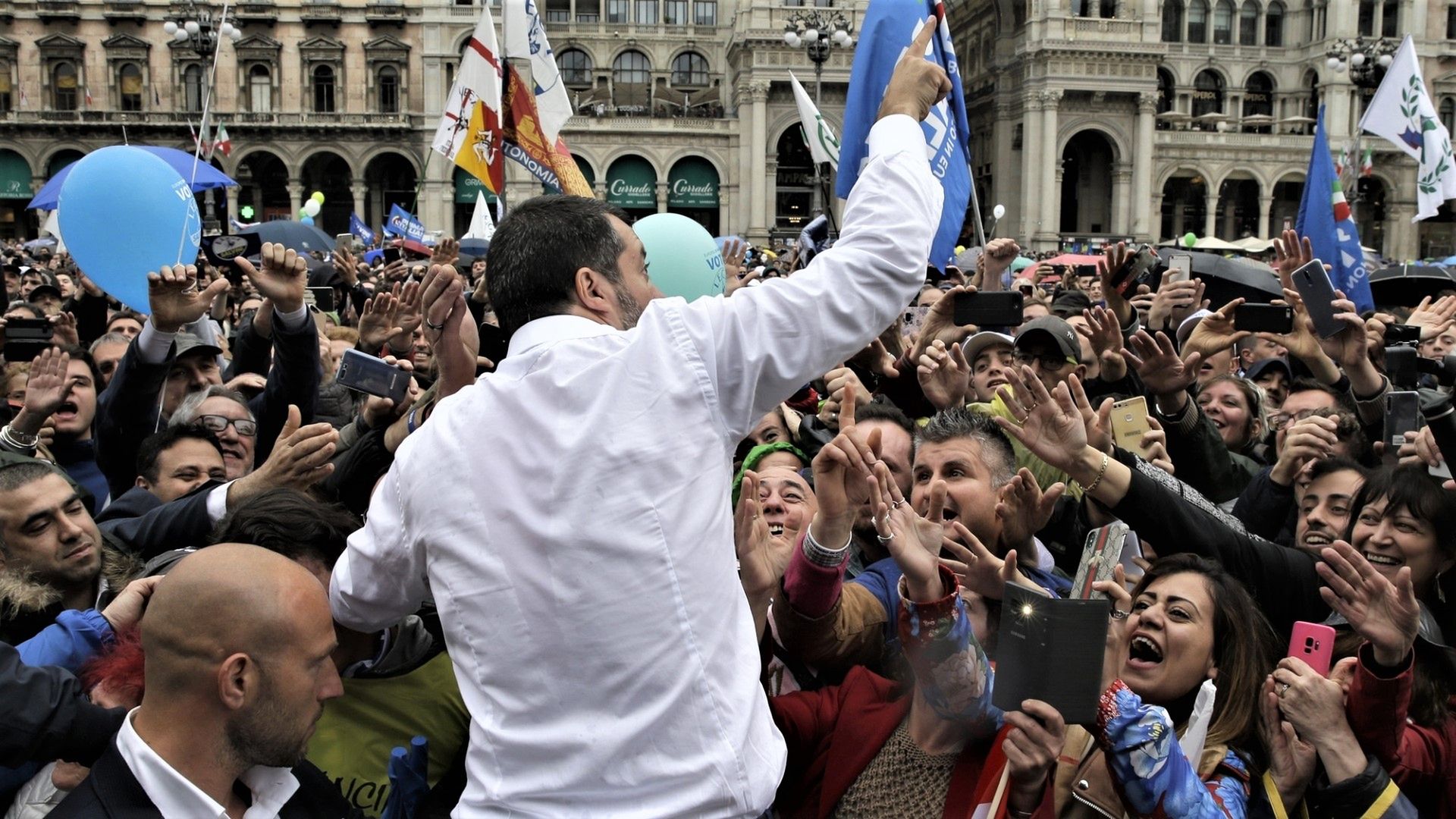 Lider Ligi Północnej Matteo Salvini, otoczony wielbicielami