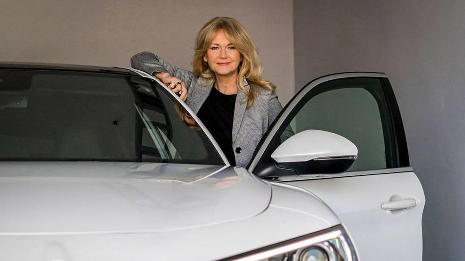 Grażyna Torbicka przy swoim nowym samochodzie