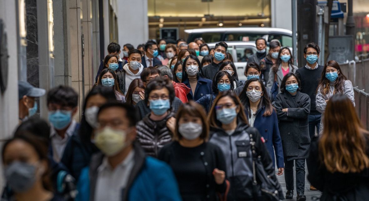 Ludzie w maseczkach ochronnych na ulicach Hong Kongu. W Chinach trwa epidemia koronawirusa, który przedostał się do sąsiednich krajów, kilkanaście przypadków odkryto też w Ameryce Północnej i w Europie 