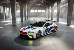 BMW M8 GTE - wyścigówka przed samochodem drogowym