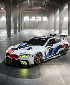 BMW M8 GTE - wyścigówka przed samochodem drogowym