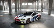 BMW M8 GTE - wyścigówka przed samochodem drogowym