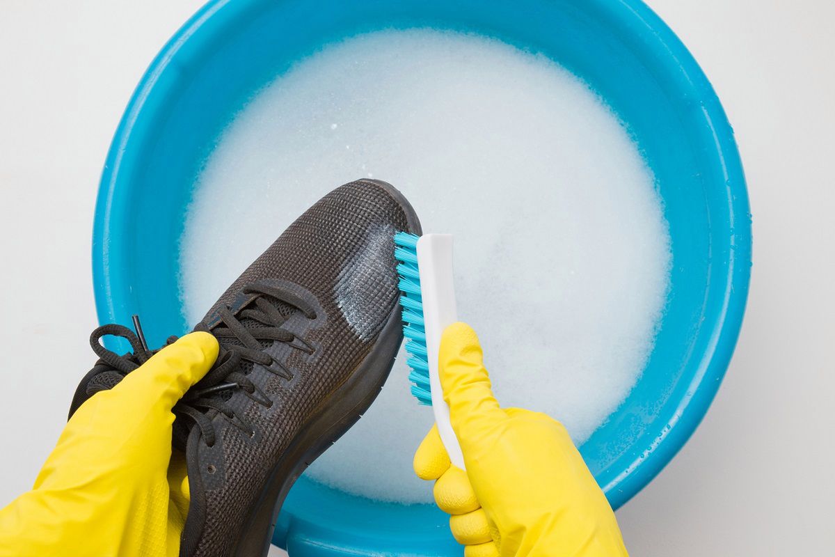 Jak pozbyć się przykrego zapachu z butów? Fot. Getty Images