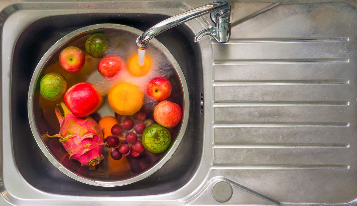 Jak pozbyć się pestycydów z owoców? Fot. Getty Images