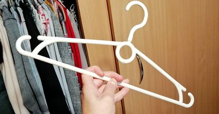 Biorę gumki recepturki i okręcam nimi wieszaki. Nie muszę martwić się o ubrania w szafie