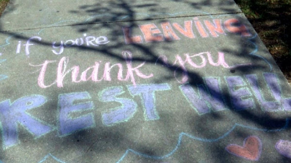 Napisy, które podnoszą na duchu, pojawiły się pod szpitalem w Nowym Orleanie.