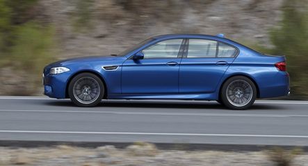 BMW M5 ze sztucznym dźwiękiem we wnętrzu