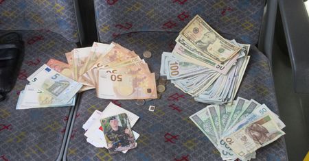 Nietypowe odkrycie kierowcy autobusu. "Gruba gotówka" w saszetce