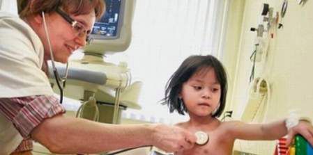 Rodzice drżą o życie dzieci w długiej kolejce do lekarza