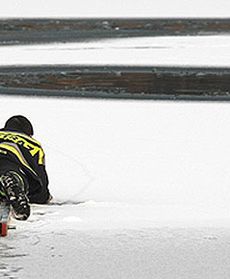 Akcja ratunkowa na zamarzniętym stawie