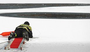 Akcja ratunkowa na zamarzniętym stawie