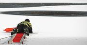 Akcja ratunkowa na zamarzniętym stawie