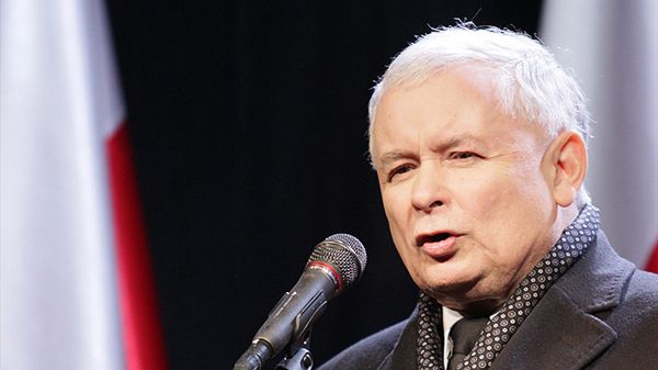 Prezes PiS Jarosław Kaczyński przemawia na Placu im. ojca Adama Studzińskiego w Krakowie