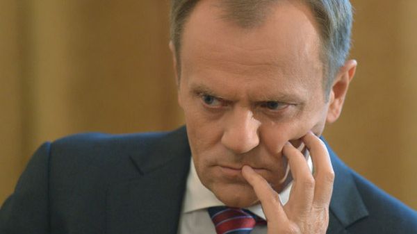 Premier Donald Tusk podczas spotkania z ministrem administracji i cyfryzacji Rafałem Trzaskowskim na temat sytuacji zagrożenia powodziowego na południu kraju, w Porcie Lotniczym Kraków-Balice