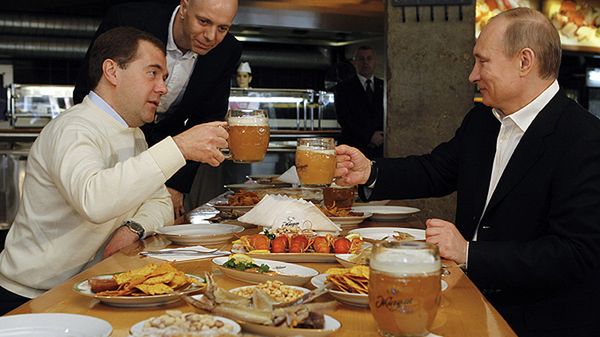 Dmitrij Miedwiediew i Władimir Putin w piwiarni
