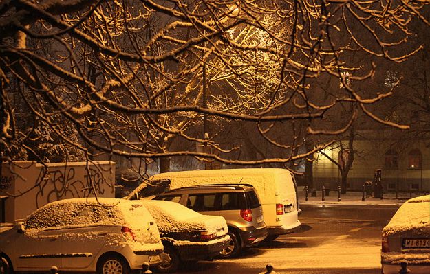 IMGW ostrzega przed opadami śniegu i silnego wiatru prawie w całej Polsce