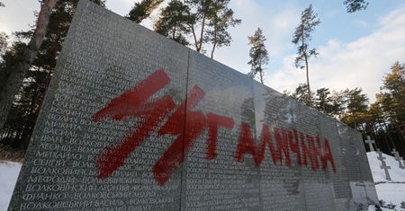 Usunięto część napisów na polskim cmentarzu w Bykowni