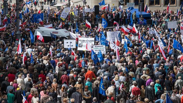 Kilka tysięcy osób wzięło udział w marszu pod hasłem "Obronimy Demokrację"
