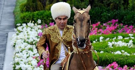 Budują mu pomniki, nazywają "Opiekunem". Szalony dyktator z Turkmenistanu