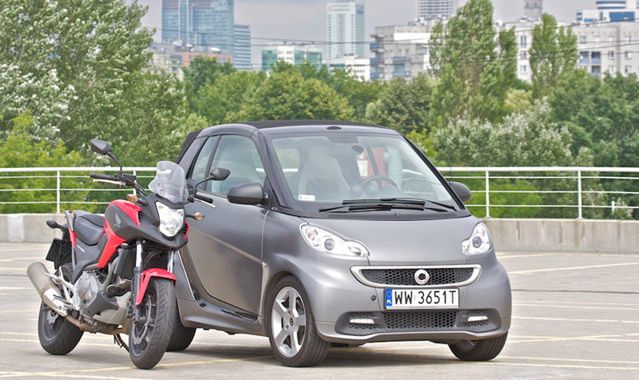 Smart vs Honda NC700X: "korkowiczu" przyspiesz! Szkoda życia!