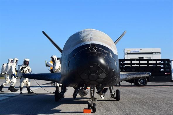 Kosmiczny samolot Sił Powietrznych USA powrócił na Ziemię po prawie dwóch latach w powietrzu. Jego misja nadal pozostaje tajemnicą