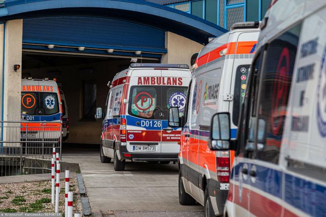 Una cola de ambulancias frente al HED en el Hospital Universitario de Wroclaw