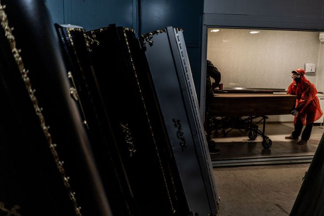 Ratownik medyczny Michał Fedorowicz przyznaje, że karetki odbijają się od szpitali