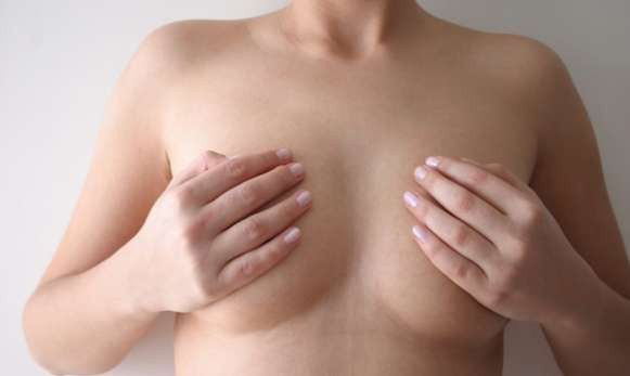 Tkliwe piersi mogą być symptomem zarówno ciąży, jak i nadchodzącej miesiączki.
